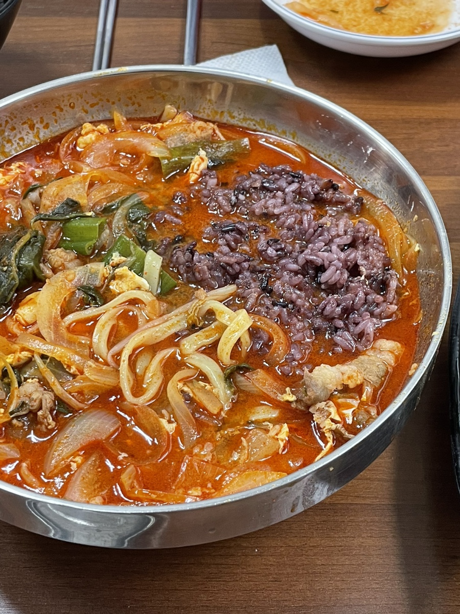 왕언니육칼밥 이미지