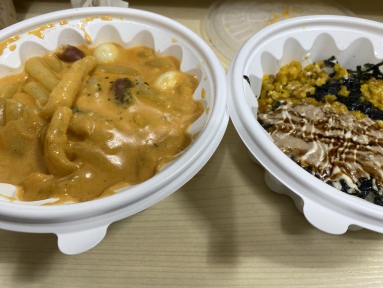 떡볶이 퍼주는 판다 이미지