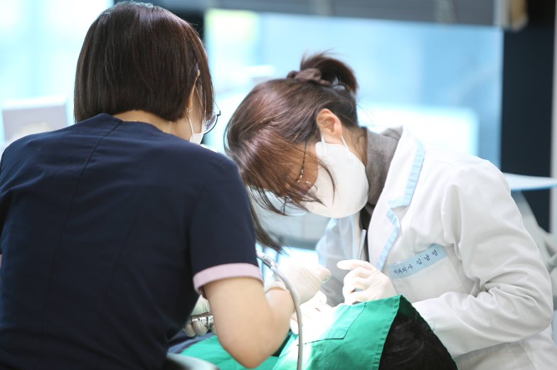 스마일100치과 이미지