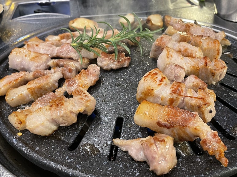 육회품은돼지 이미지