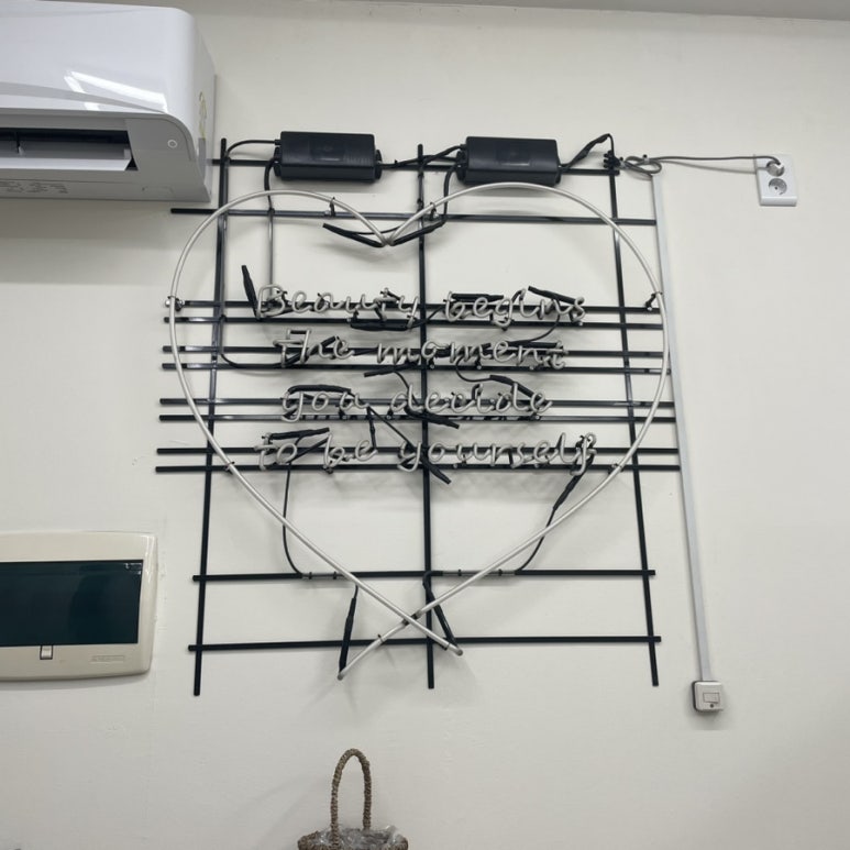 흰네일앤브로우 이미지