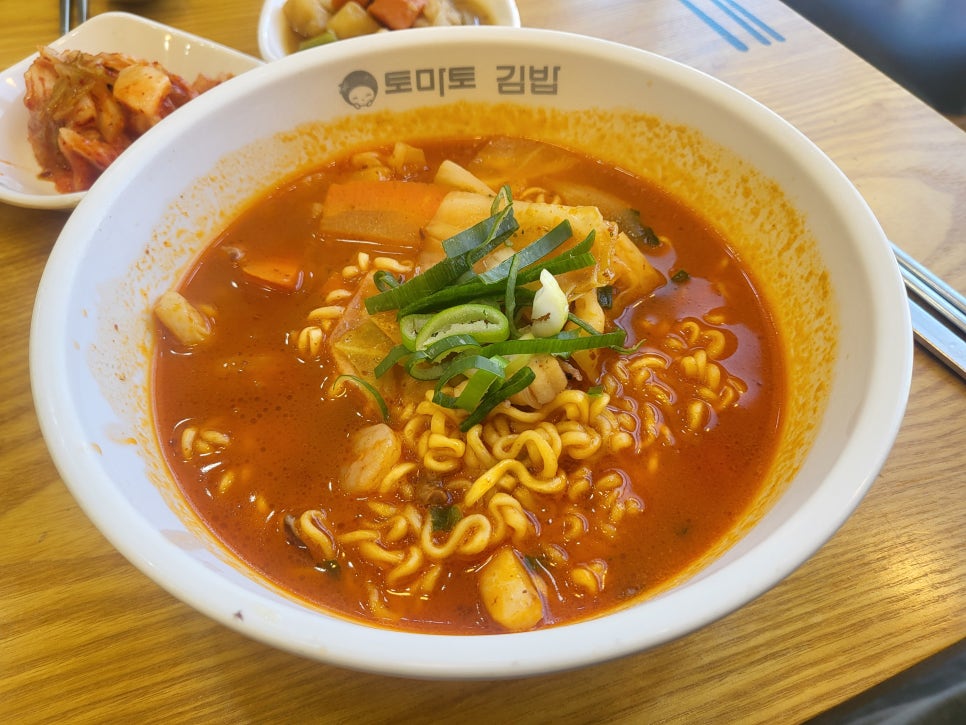토마토김밥 이미지