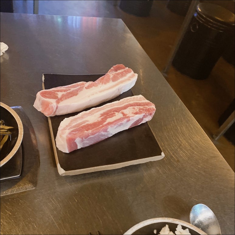 육회품은돼지 이미지