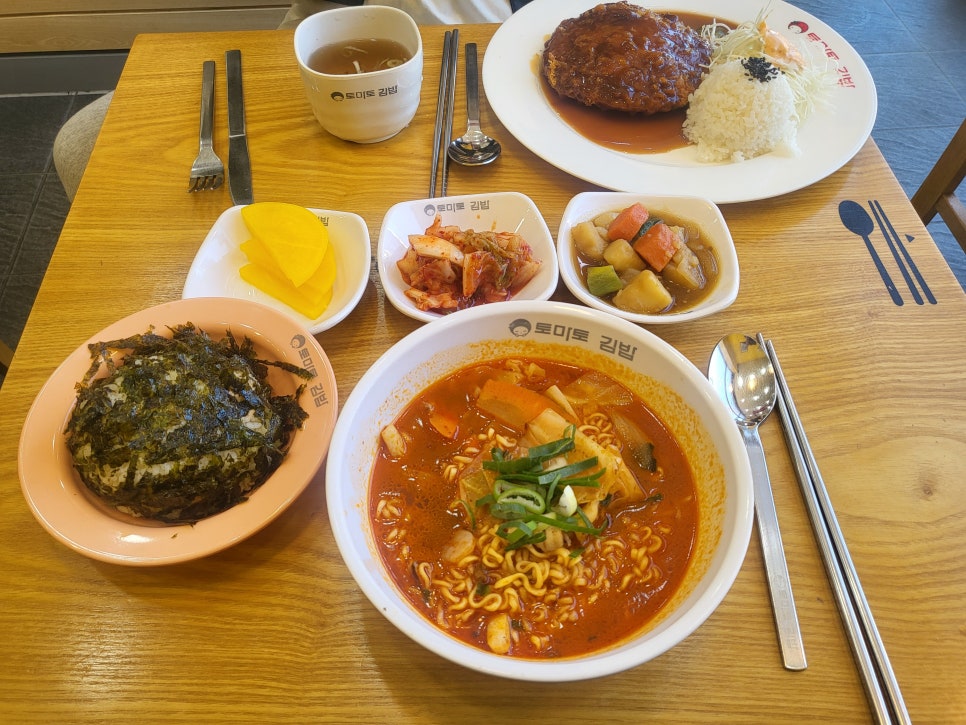 토마토김밥 이미지