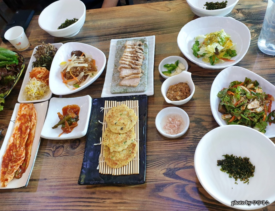 산아래보쌈，칼국수 이미지
