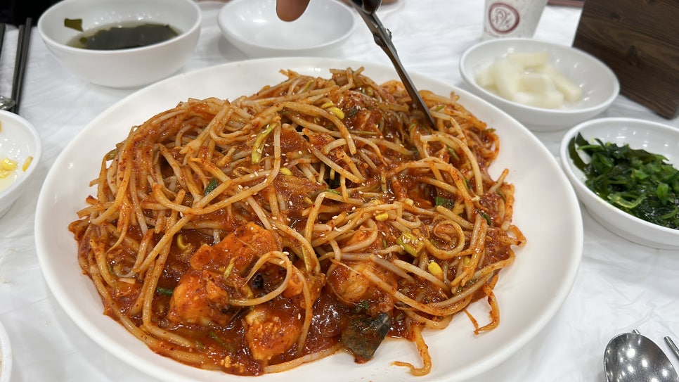떡볶이 퍼주는 판다 이미지