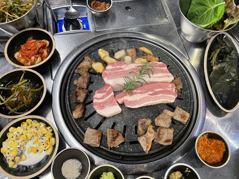 육회품은돼지 이미지