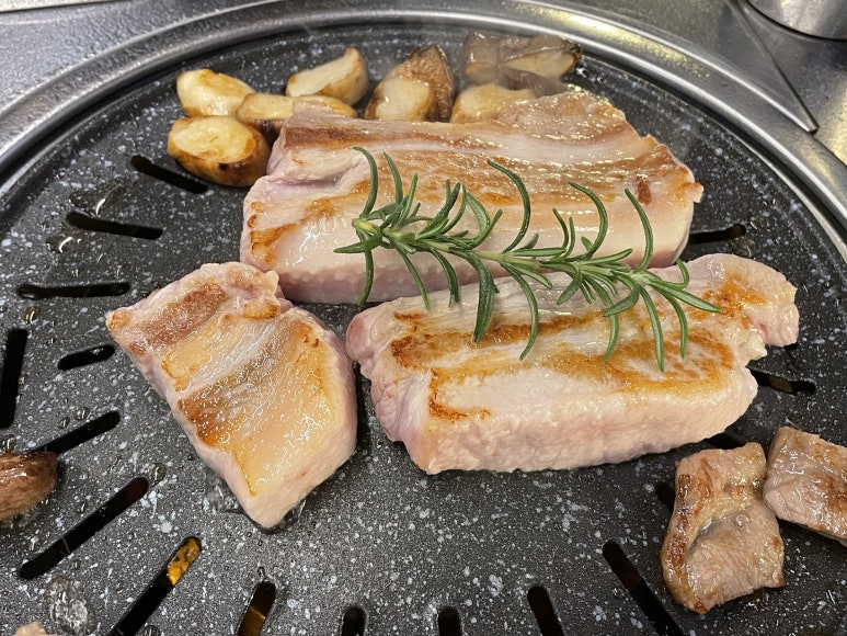 육회품은돼지 이미지