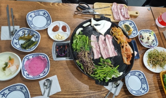 행복한 솥뚜껑 김치삼겹살 이미지