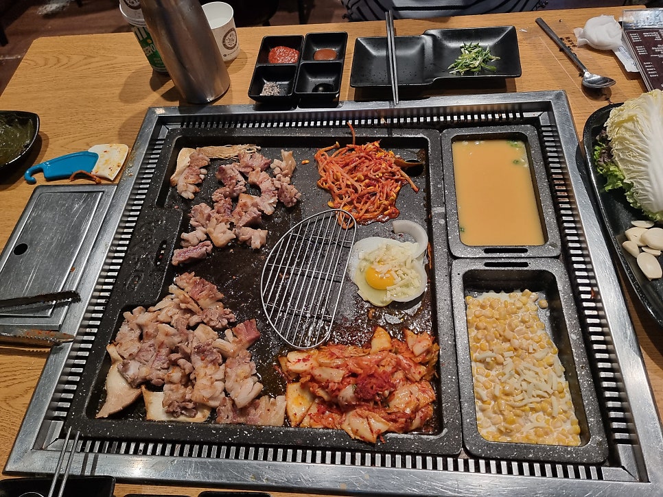 육꼬집 이미지