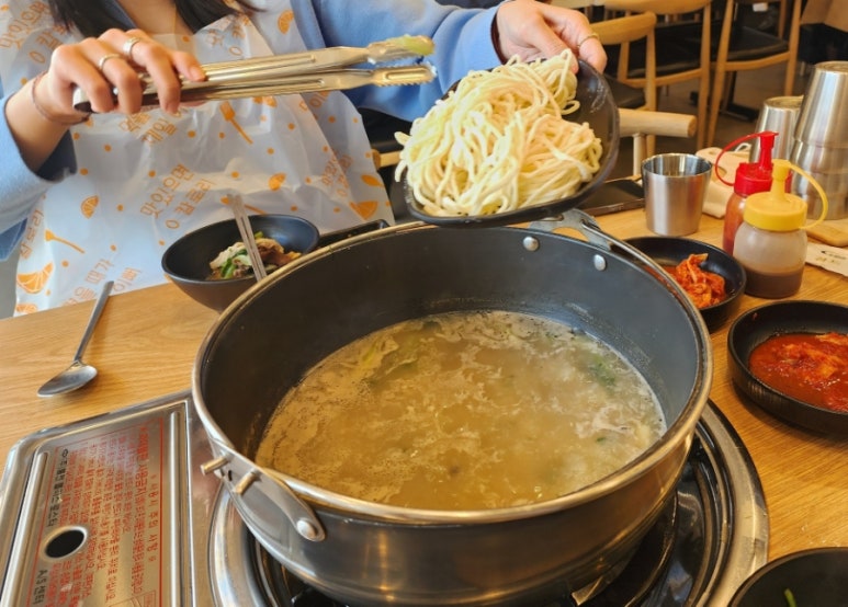 명동칼국수보쌈샤브샤브 이미지