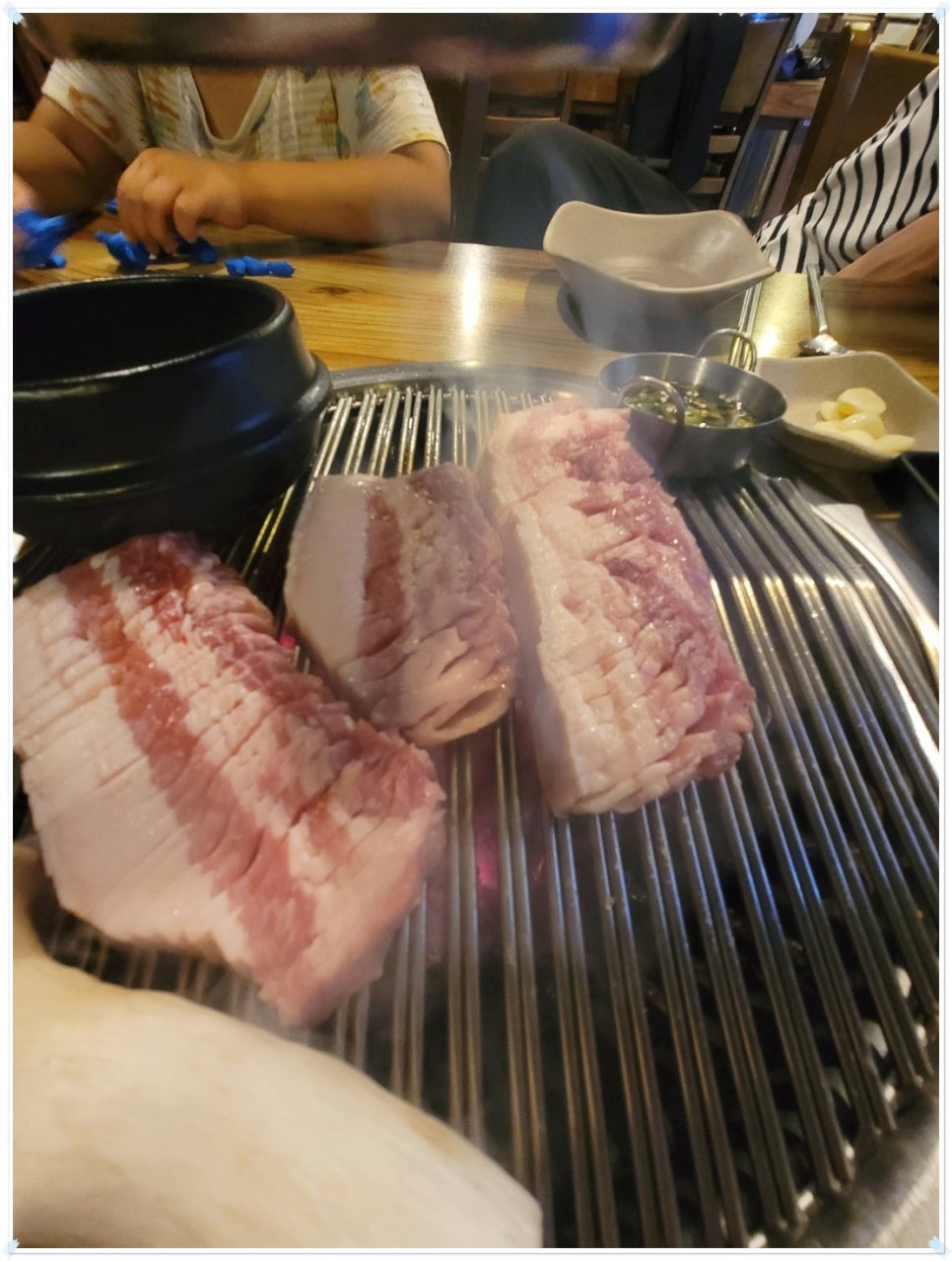 꺼멍집 이미지