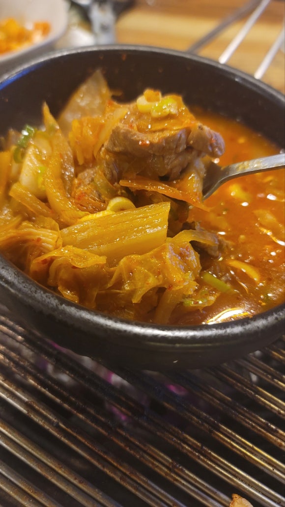꺼멍집 이미지