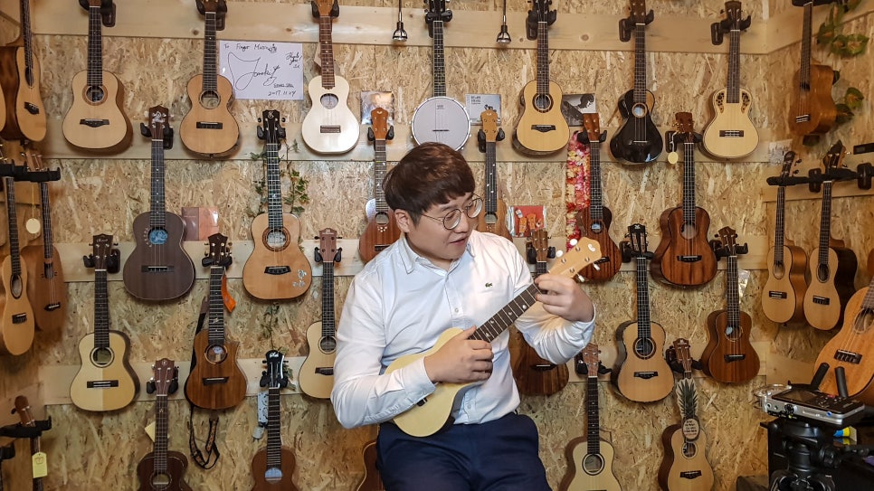 건쑥우쿨렐레 이미지