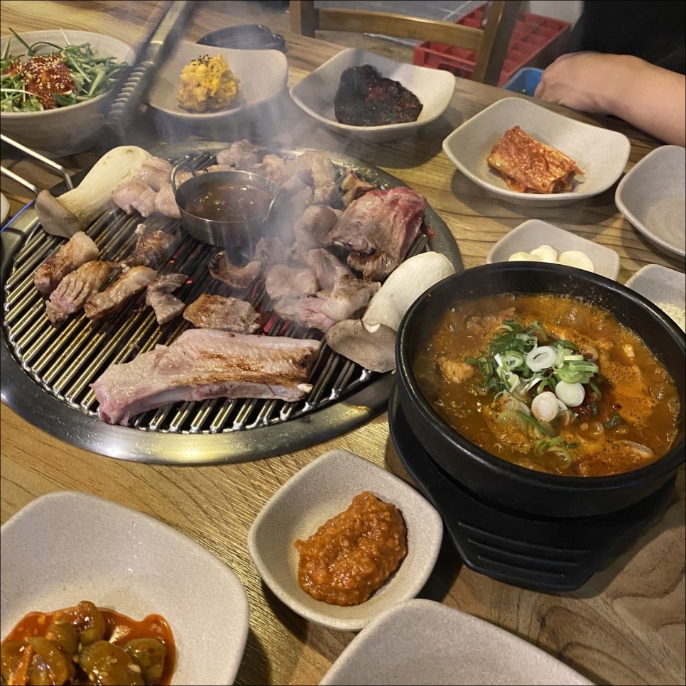 꺼멍집 이미지