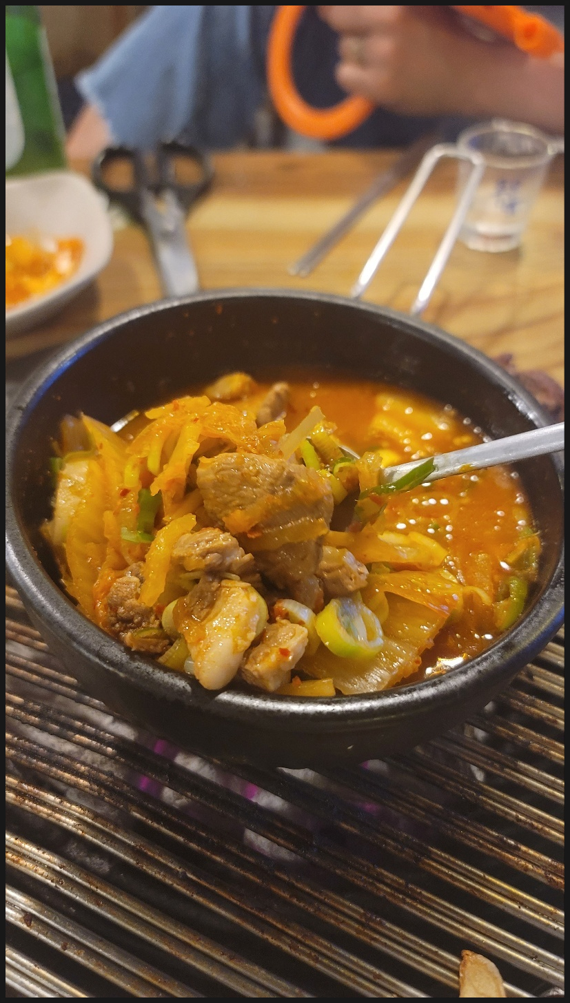 꺼멍집 이미지