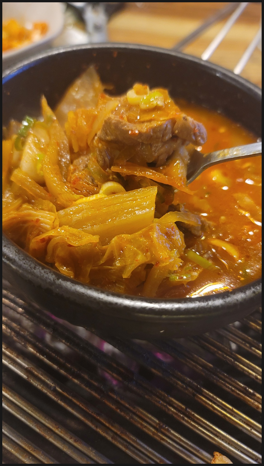 꺼멍집 이미지