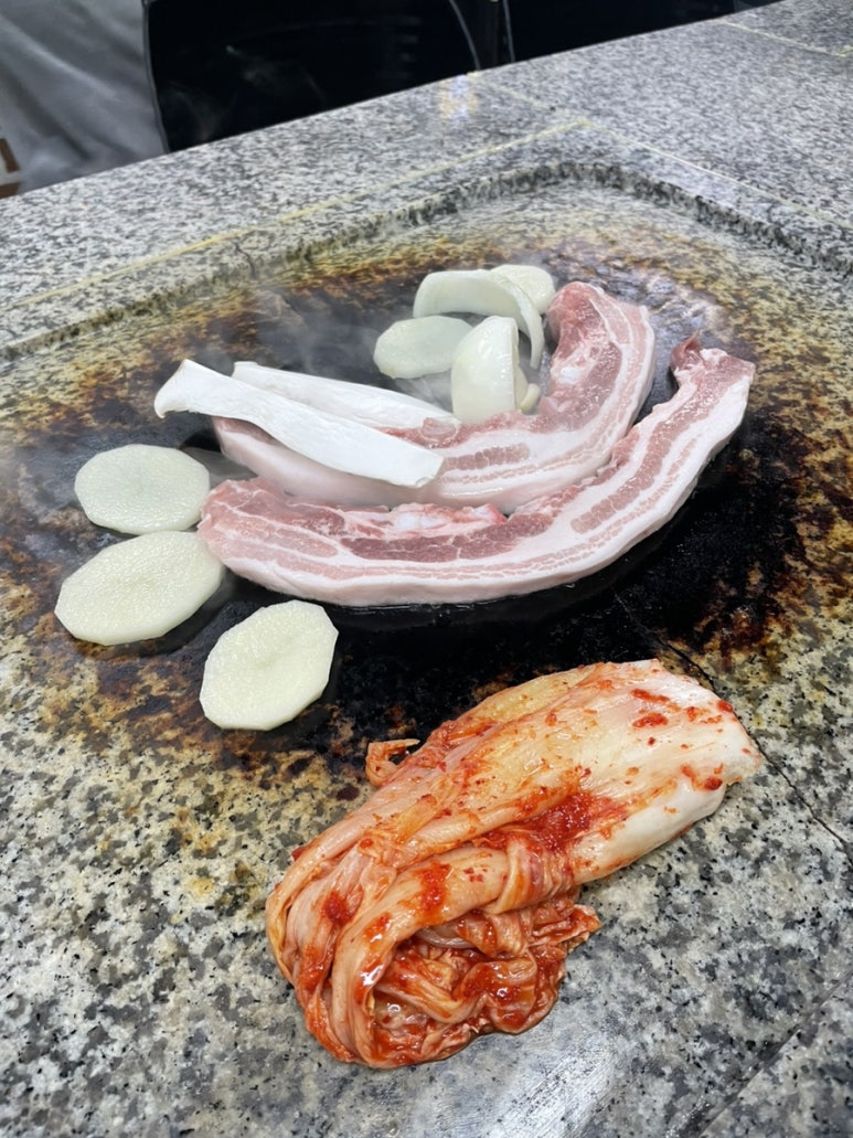누룽지 굽는 남자 이미지