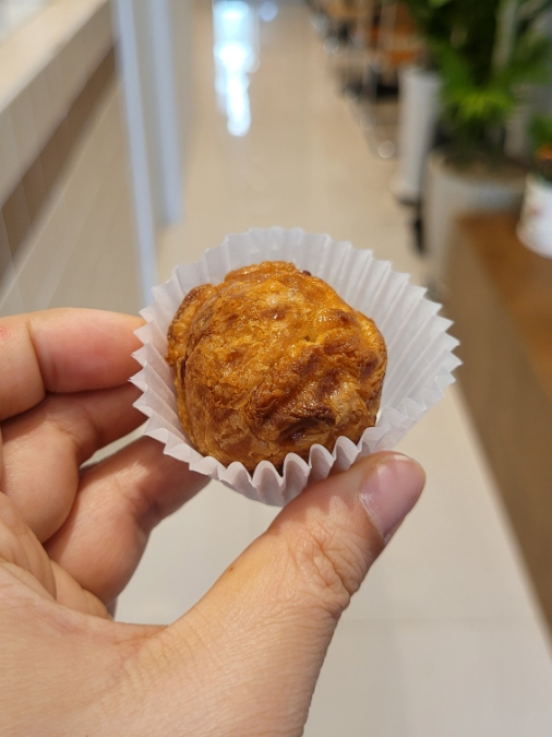 커피에 빠진 호두도둑 이미지