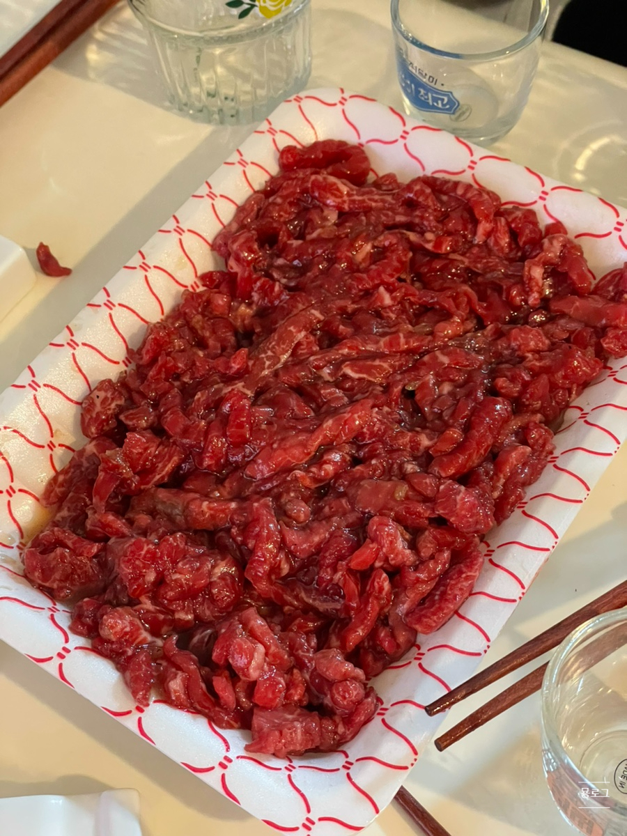 푸줏간육회 이미지