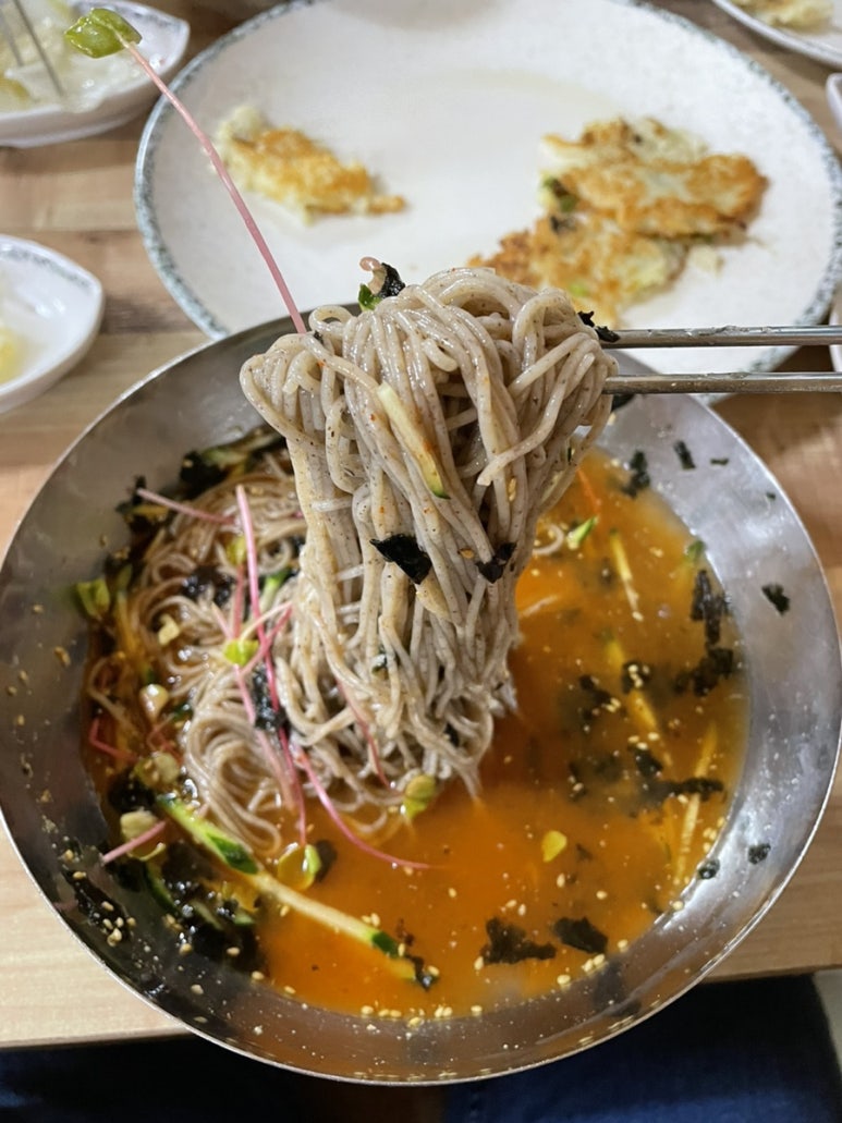 직접뽑는강원도막국수 이미지