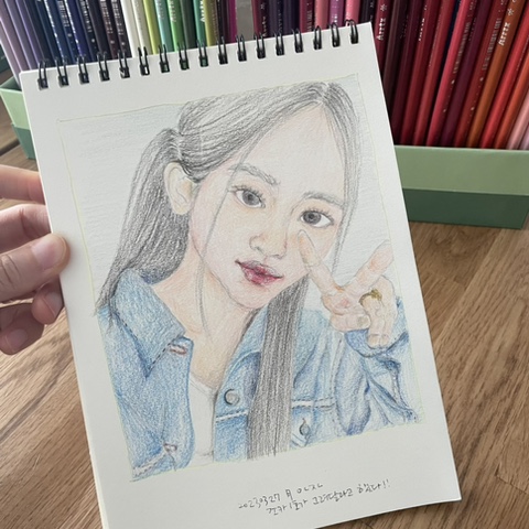 뉴진스 빨강 이미지