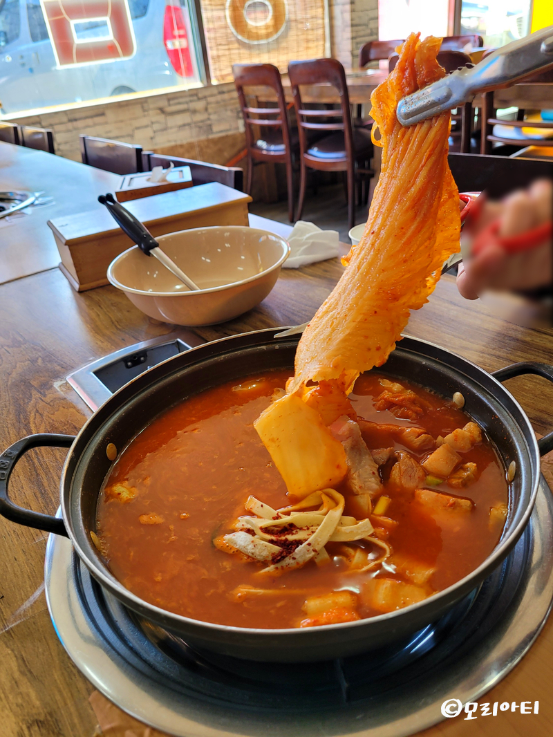 죽여주는 쌩고기통 김치찌개 이미지