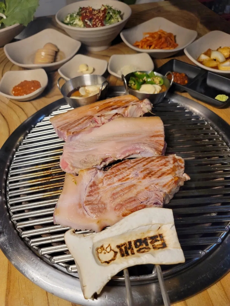 꺼멍집 이미지