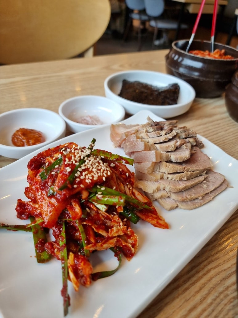 충무칼국수보쌈 이미지
