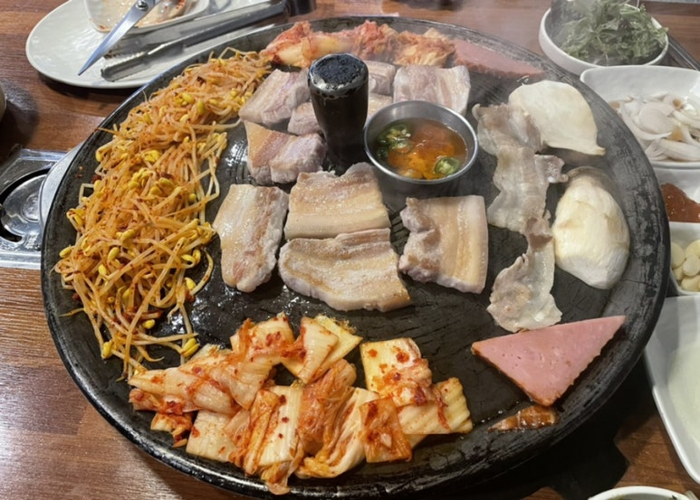 돈꿈솥뚜껑삼겹살 이미지