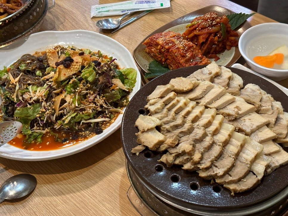 돼지가족 왕족발 이미지