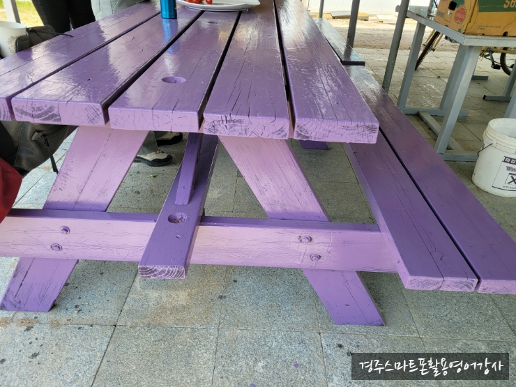 wooden table (나무식탁) 이미지