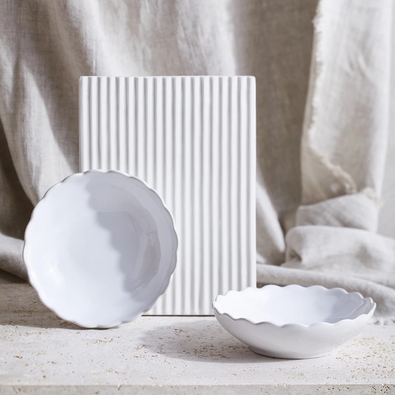 더 화이트(The White) 이미지