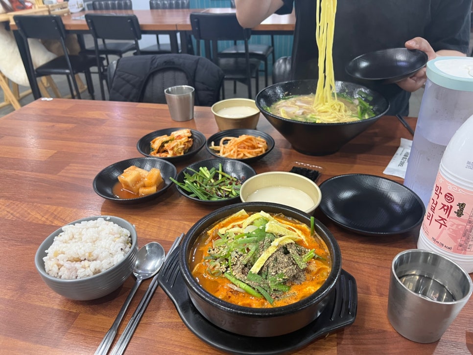 꺼멍때지국수 이미지