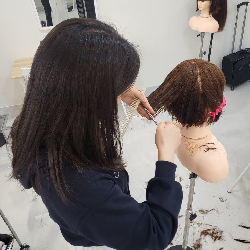 커트앤모어헤어커트학원 이미지