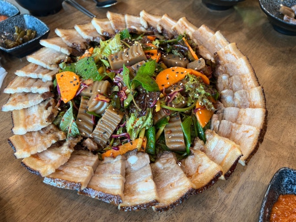 통돼지와도토리 이미지