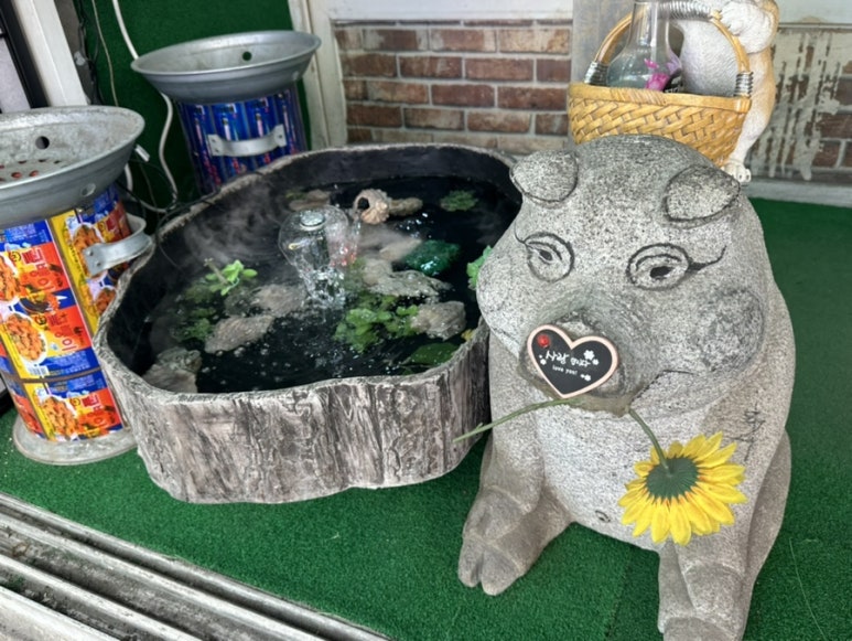 골목꽃돼지 이미지