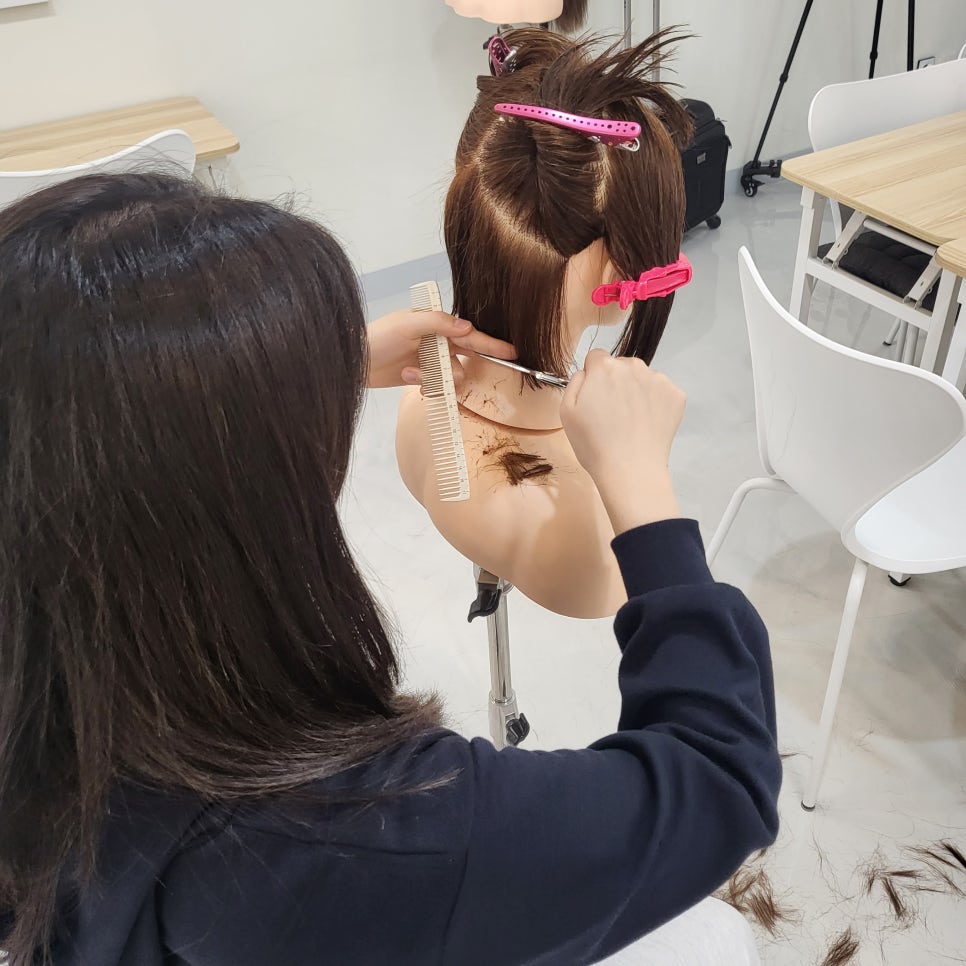 커트앤모어헤어커트학원 이미지
