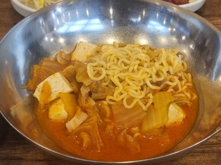 양푼생돼지김치찌개 이미지
