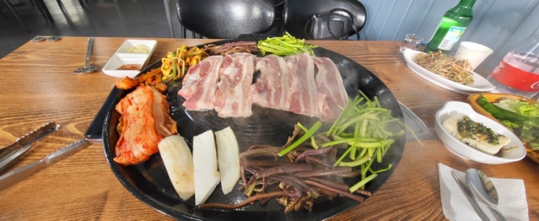 행복한 솥뚜껑 김치삼겹살 이미지