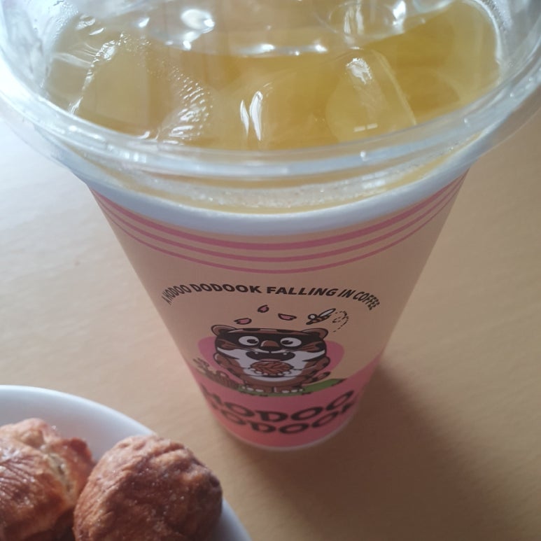 커피에 빠진 호두도둑 이미지