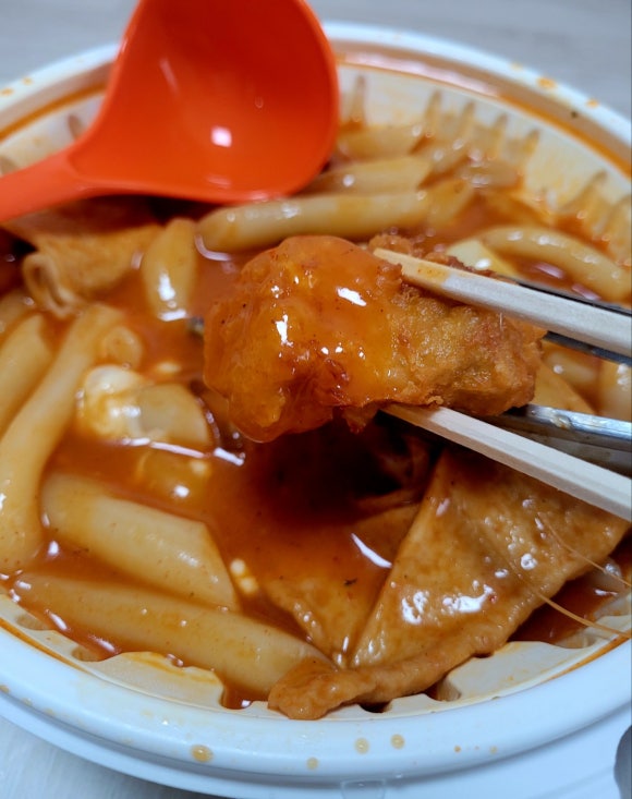 떡볶이 퍼주는 판다 이미지