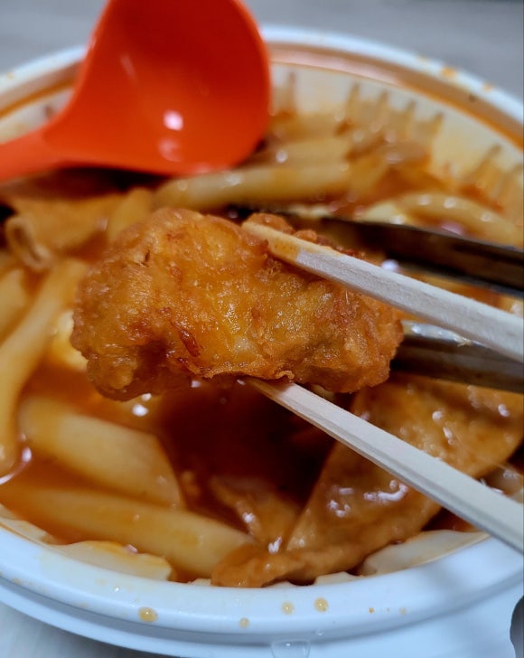 떡볶이 퍼주는 판다 이미지