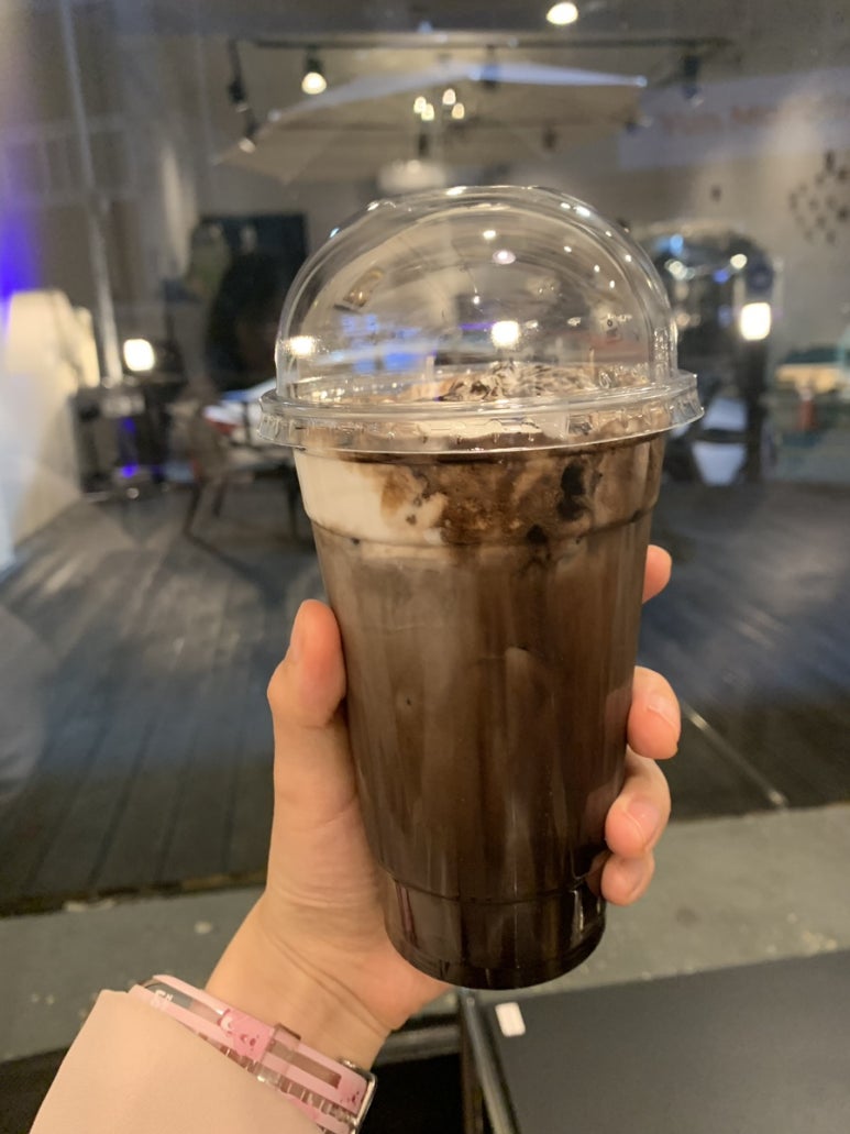 딥다크커피 이미지