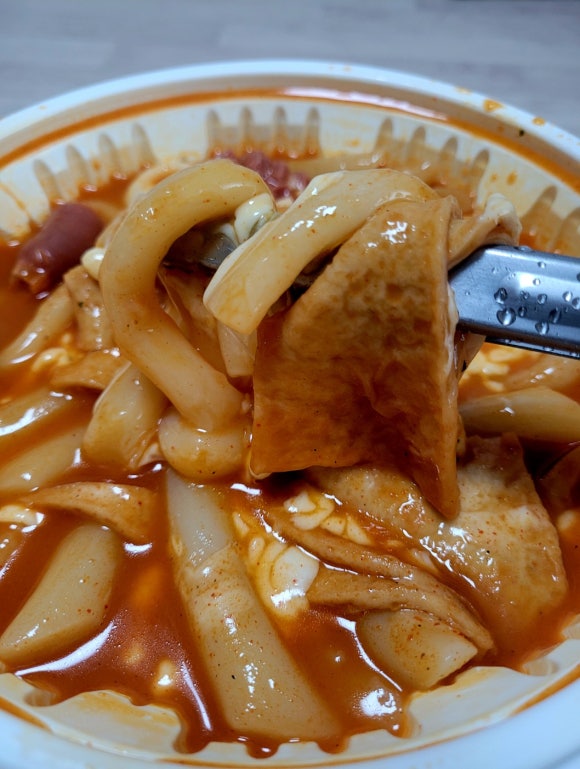 떡볶이 퍼주는 판다 이미지
