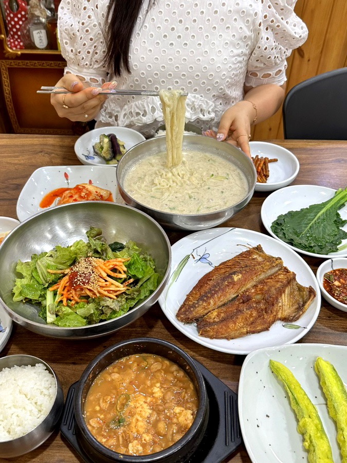 칼국수와반찬이맛있는밥집 이미지