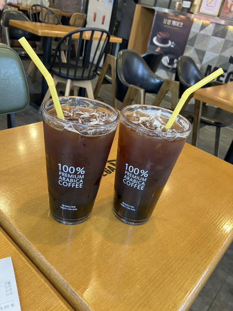투샷 커피 이미지