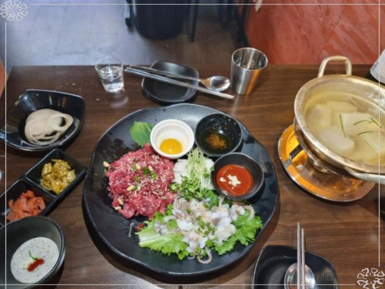 육회랑뭉티기 이미지
