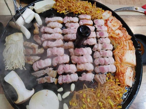 유장군솥뚜껑삼겹살 이미지
