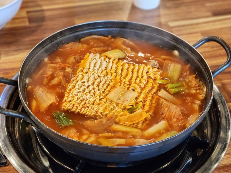 짜글이 생돼지 찌개 이미지